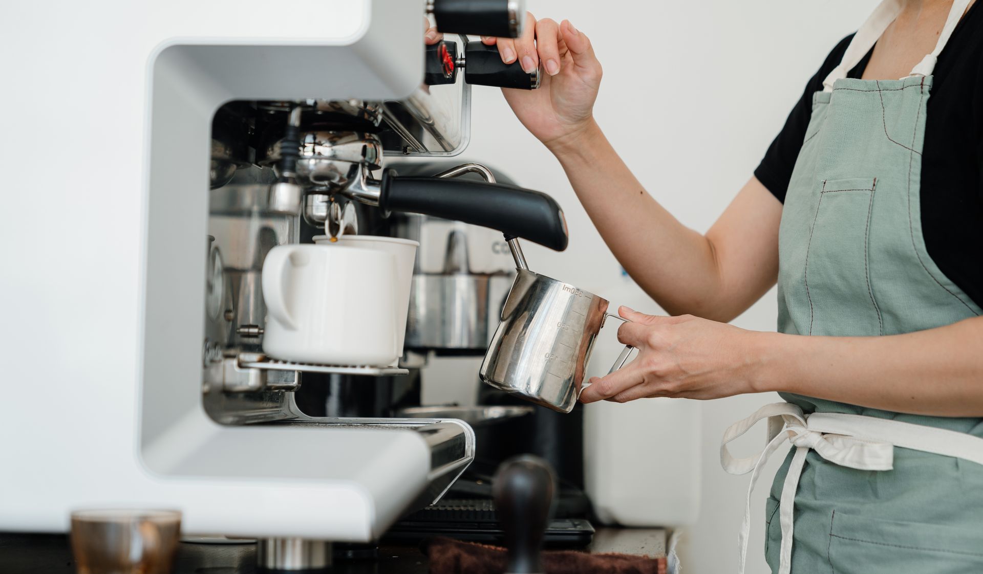 Barista gondosan elkészíti a kávét