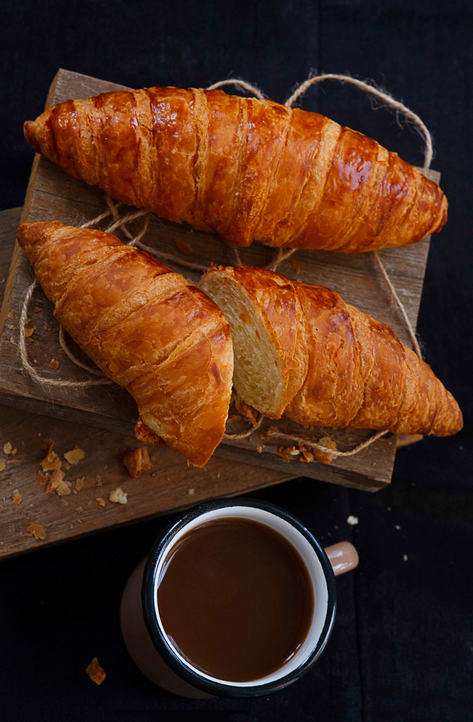 Friss croissant kávéval